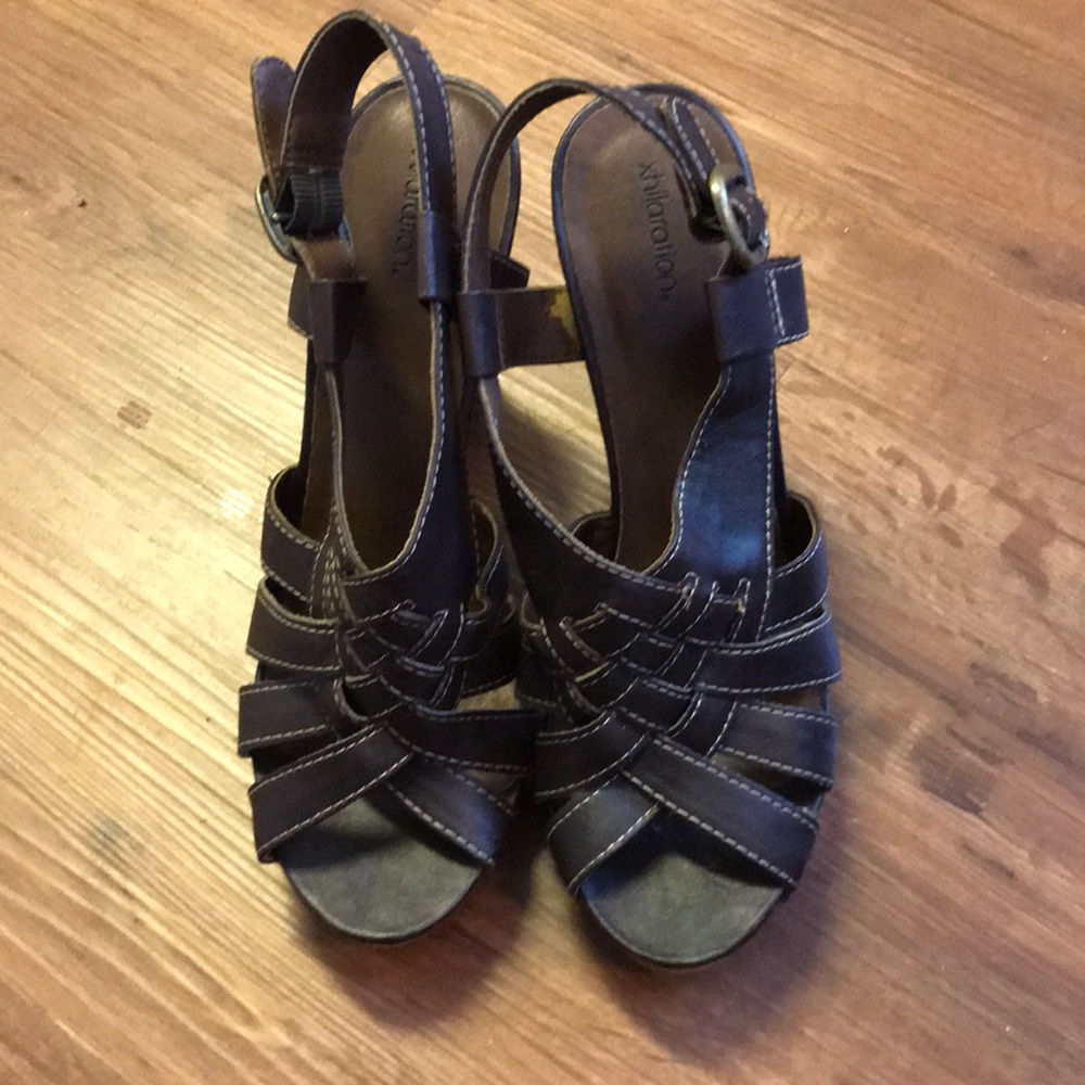 Strappy brown shoe, wooden heel